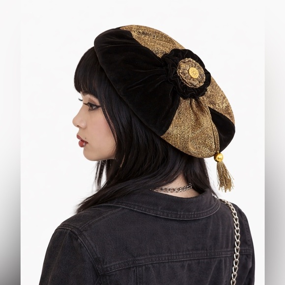Vintage Accessories - 90s Vintage Black & Gold Velvet Beret – Baroque Rosette – One Size